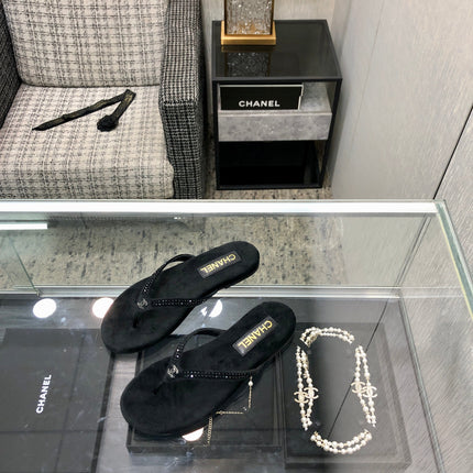 THONG SLIDE IN BLACK SUEDE WITH CRYSTALS