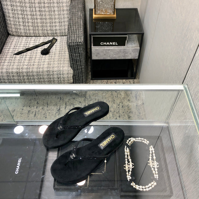 THONG SLIDE IN BLACK SUEDE WITH CRYSTALS