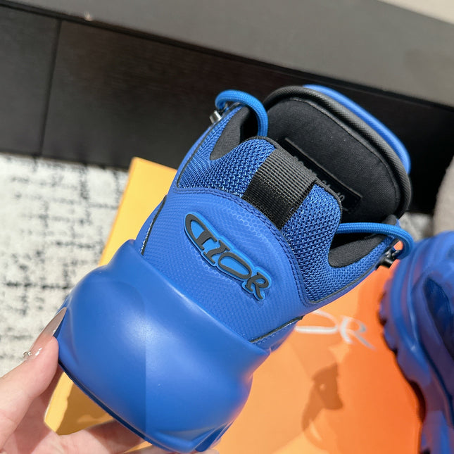 SNEAKER IN COBALT BLUE CALFSKIN AND BREATHABLE MESH 175311