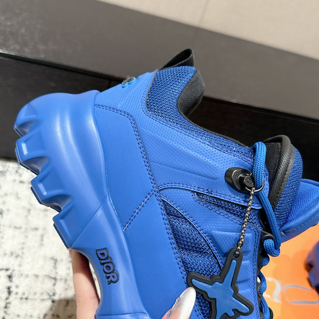 SNEAKER IN COBALT BLUE CALFSKIN AND BREATHABLE MESH 175311