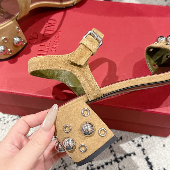 VLTN STUDDED BLOCK HEEL SANDALS 25S 60 MM IN LIGHT BROWN SUEDE