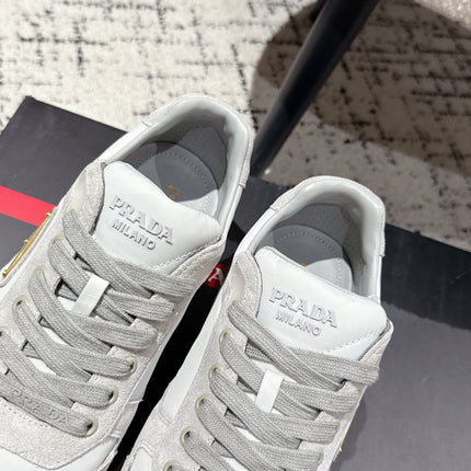 PRADA 25S MEN SNEAKERS LOGO IN WHITE AND LIGHT GRAY NUBUCK AND CANVAS