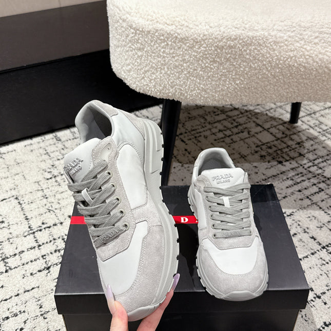 PRADA 25S MEN SNEAKERS LOGO IN WHITE AND LIGHT GRAY NUBUCK AND CANVAS