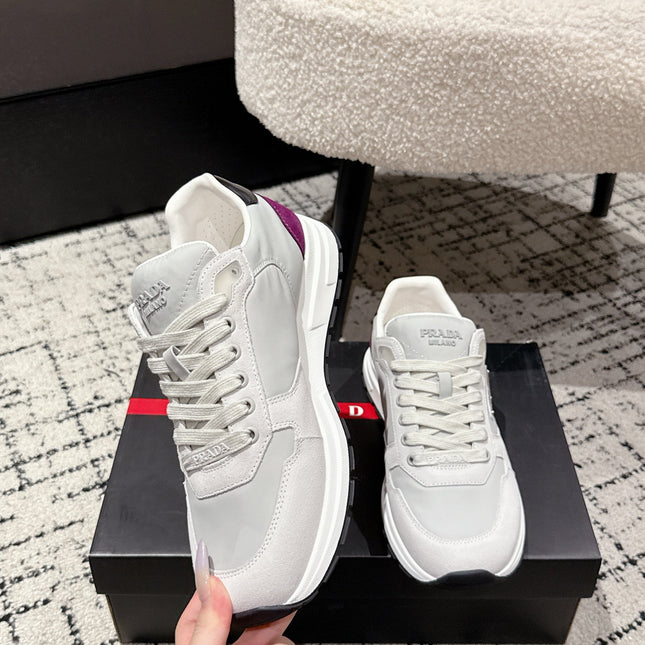 PRADA 25S MEN SNEAKERS LOGO IN WHITE AND MULBERRY NUBUCK AND CANVAS