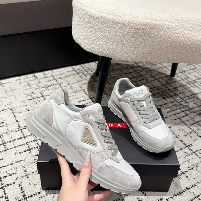 PRADA 25S MEN SNEAKERS LOGO IN WHITE AND LIGHT GRAY NUBUCK AND CANVAS