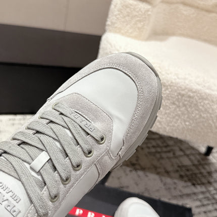 PRADA 25S MEN SNEAKERS LOGO IN WHITE AND LIGHT GRAY NUBUCK AND CANVAS