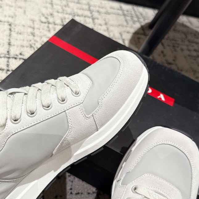 PRADA 25S MEN SNEAKERS LOGO IN WHITE AND MULBERRY NUBUCK AND CANVAS