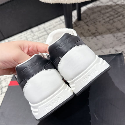 PRADA 25S MEN SNEAKERS LOGO IN WHITE AND BLACK NUBUCK AND CANVAS