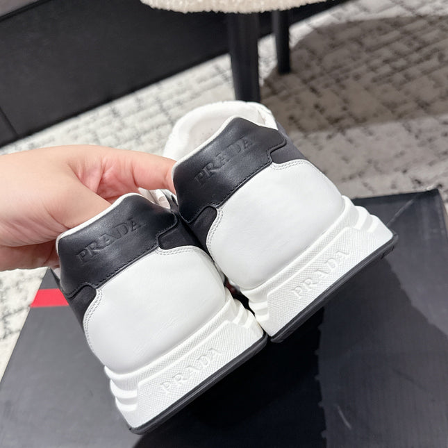 PRADA 25S MEN SNEAKERS LOGO IN WHITE AND BLACK NUBUCK AND CANVAS