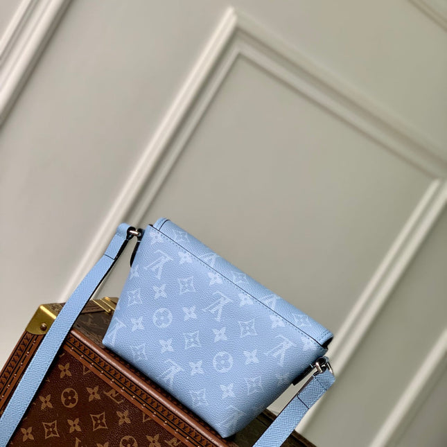 PULSE MESSENGER 22.5 IN BLUE MONOGRAM COATED CANVAS AND CALFSKIN