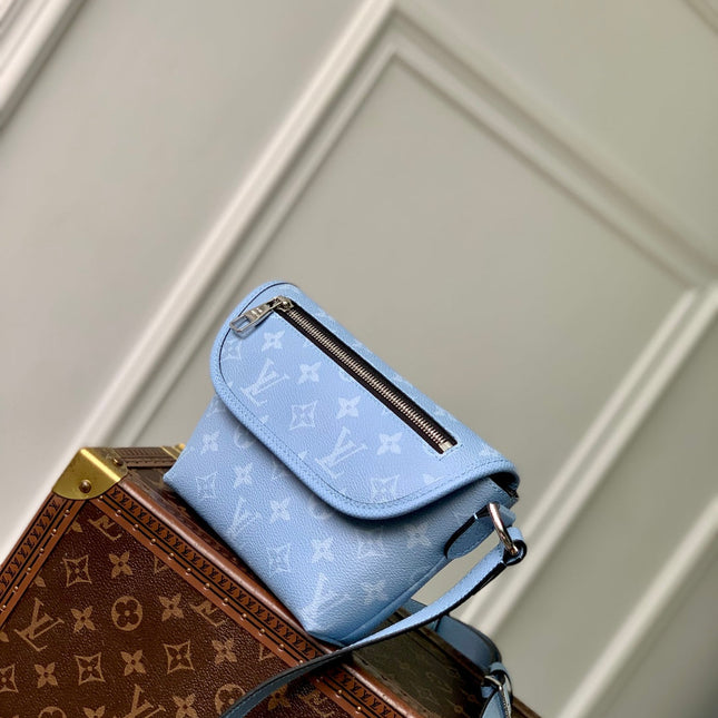 PULSE MESSENGER 22.5 IN BLUE MONOGRAM COATED CANVAS AND CALFSKIN