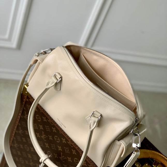 SPEEDY CARGO VIBE 28 IN VANILLE LAMBSKIN MONOGRAM LOGO TAG