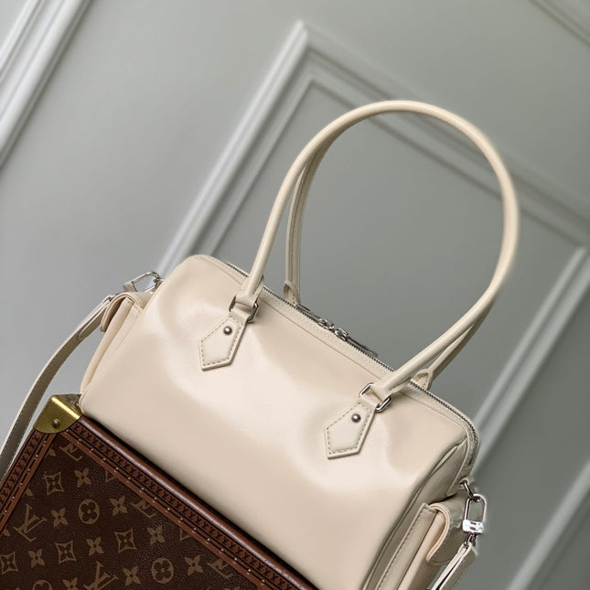 SPEEDY CARGO VIBE 28 IN VANILLE LAMBSKIN MONOGRAM LOGO TAG