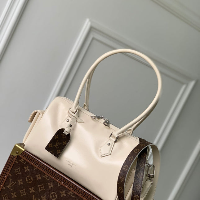SPEEDY CARGO VIBE 28 IN VANILLE LAMBSKIN MONOGRAM LOGO TAG