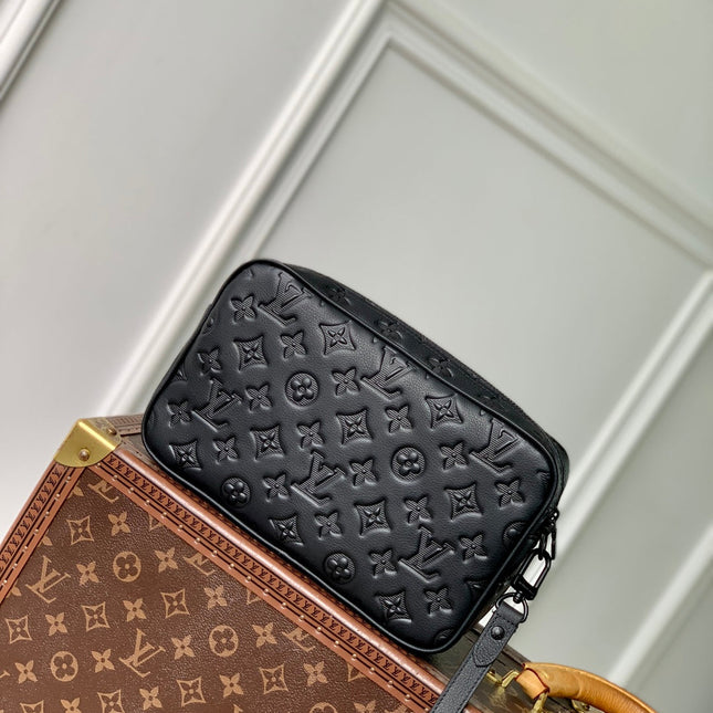 POCHETTE KASAI 24.5 IN BLACK MONOGRAM SHADOW CALFSKIN