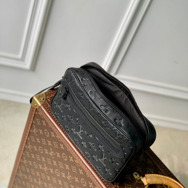 POCHETTE KASAI 24.5 IN BLACK MONOGRAM SHADOW CALFSKIN