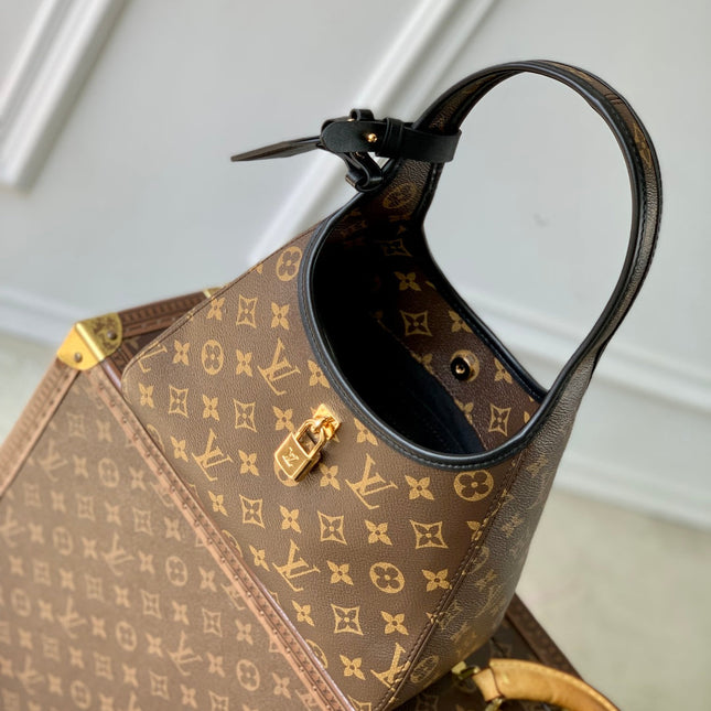 THE DROP PM 28 IN BROWN MONOGRAM COATED CANVAS AND CALFSKIN