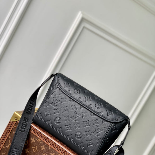 PULSE MESSENGER 26.6 IN BLACK MONOGRAM SHADOW EMBOSSED CALFSKIN