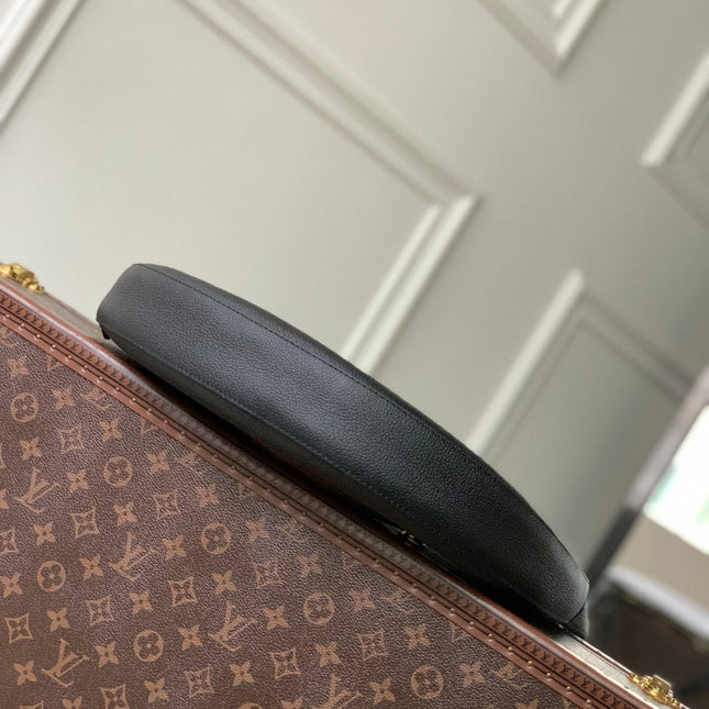 LOW KEY COOKIE MM 32 IN BLACK CALFSKIN BROWN MONOGRAM TAG