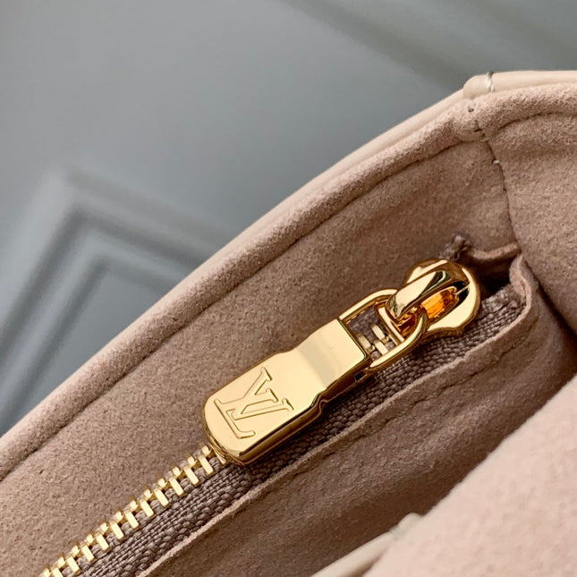 WALLET ON CHAIN IVY 23 IN BEIGE MONOGRAM REVERSE CANVAS EMBOSSED LOGO