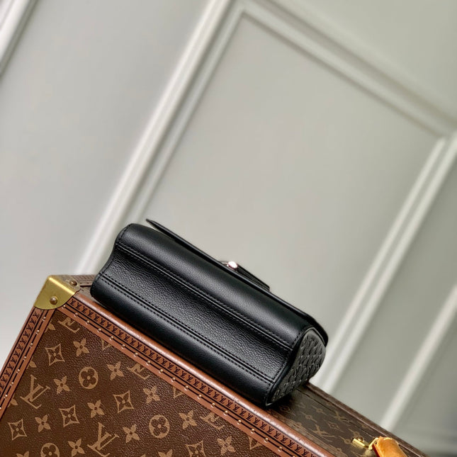 TWIST SLIM 19 IN BLACK TAURILLON CALFSKIN WITH PEARL CHAIN