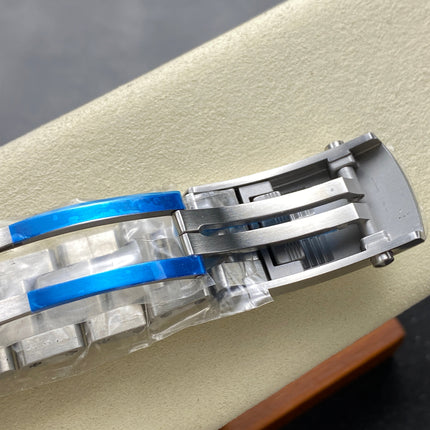 SUPEROCEAN AUTOMATIC 44 BLACK CERAMIC BEZEL BLUE CHILL AND WHITE DIAL