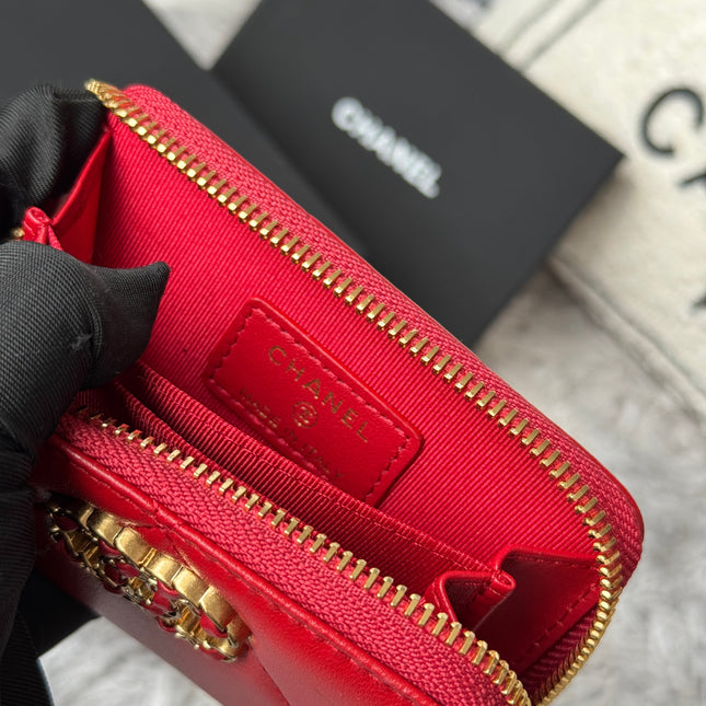 CC ZIPPED CARD HOLDER 11 IN RED LAMBSKIN GOLD-TONE METALLIC