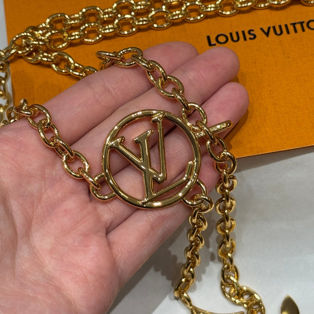 CHAIN BELT FOR WOMEN IN GOLD METAL WITH MONOGRAM FLOWER CHARMS AND LV LOGO ORNAMENTS