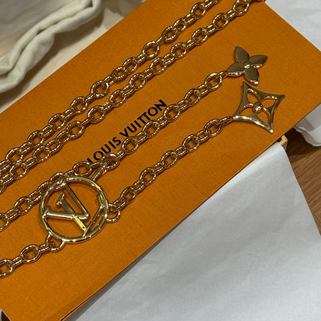 CHAIN BELT FOR WOMEN IN GOLD METAL WITH MONOGRAM FLOWER CHARMS AND LV LOGO ORNAMENTS