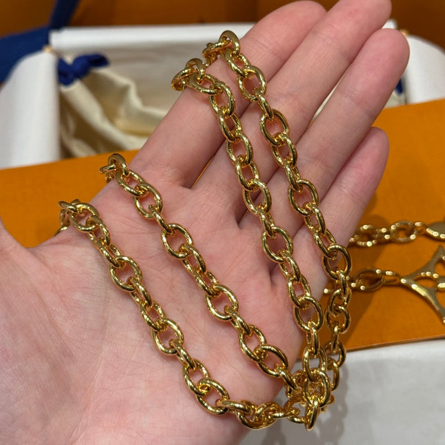 CHAIN BELT FOR WOMEN IN GOLD METAL WITH MONOGRAM FLOWER CHARMS AND LV LOGO ORNAMENTS
