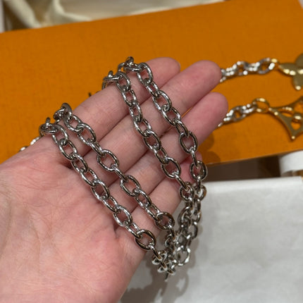 CHAIN BELT FOR WOMEN IN SILVER METAL WITH GOLD MONOGRAM LOGO CHARMS
