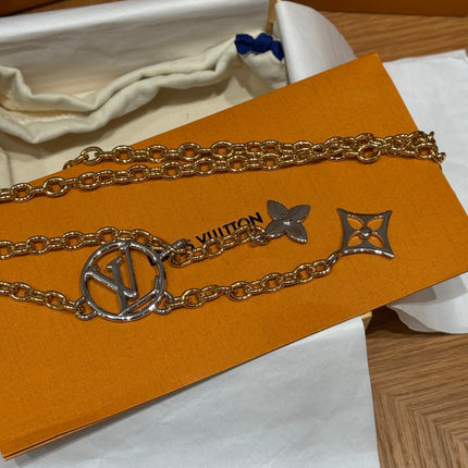 CHAIN BELT FOR WOMEN IN GOLD METAL WITH SILVER MONOGRAM LOGO CHARMS