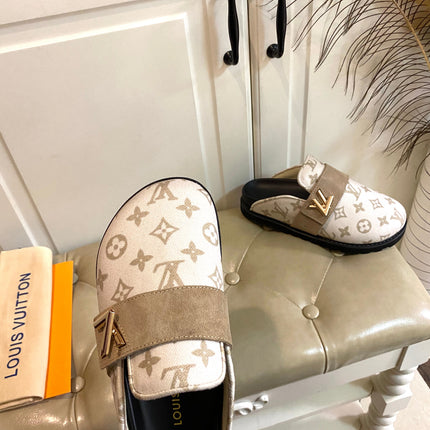 COSY FLAT COMFORT CLOG IN BEIGE MONOGRAM FABRIC