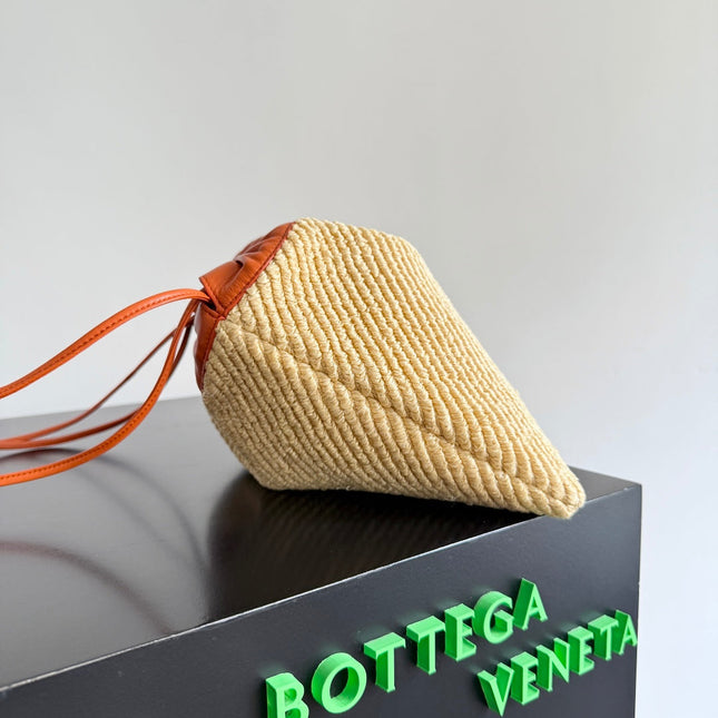 BOTTEGA VENETA 25S DUSTBAG 32 IN BURNT ORANGE RAFFIA AND CALFSKIN