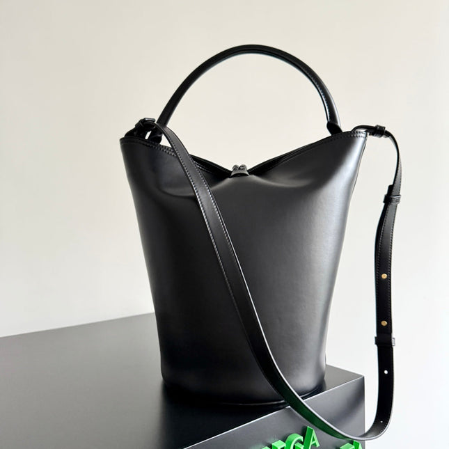 BOTTEGA VENETA 25S MEDIUM LIBERTA 30 IN BLACK CALFSKIN GOLD HARDWARE