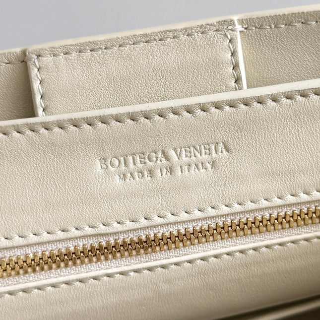 BOTTEGA VENETA 25S SMALL ANDIAMO 25 IN IVORY CALFSKIN AND RAFFIA