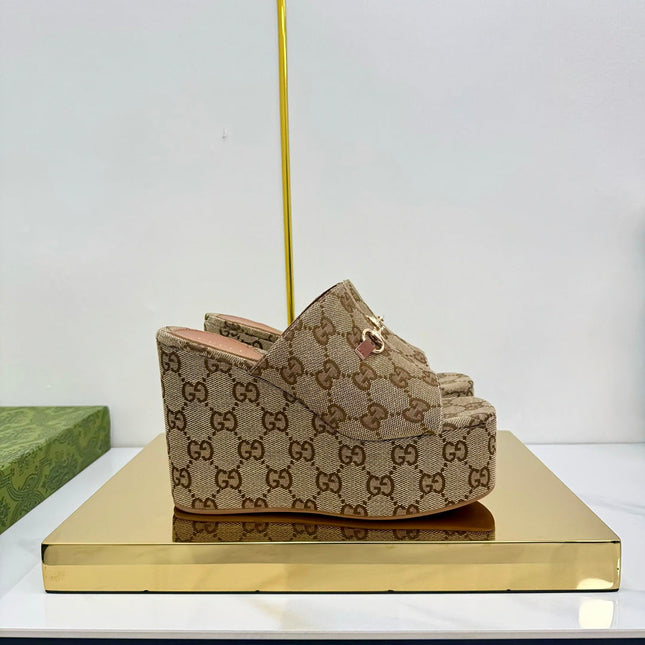 GG WEDGE SLIDES 110 IN DARK BEIGE FABRIC WITH GOLD HARDWARE