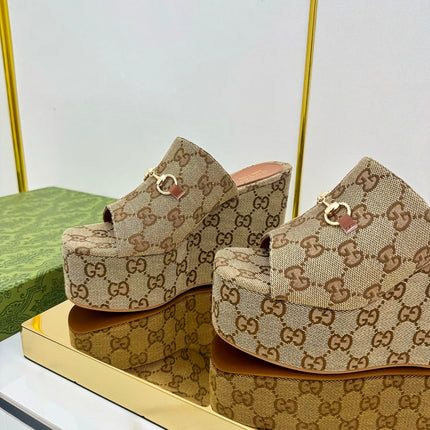 GG WEDGE SLIDES 110 IN DARK BEIGE FABRIC WITH GOLD HARDWARE