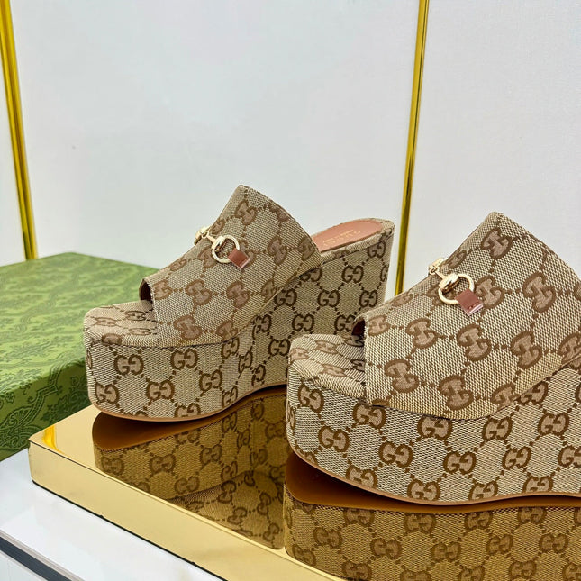 GG WEDGE SLIDES 110 IN DARK BEIGE FABRIC WITH GOLD HARDWARE