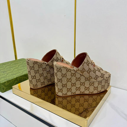 GG WEDGE SLIDES 110 IN DARK BEIGE FABRIC WITH GOLD HARDWARE