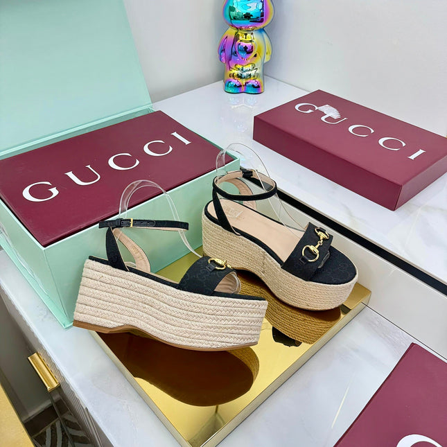 GG HIGH WEDGE SANDALS IN BLACK FABRIC AND RAFFIA WITH GOLD HARDWARE