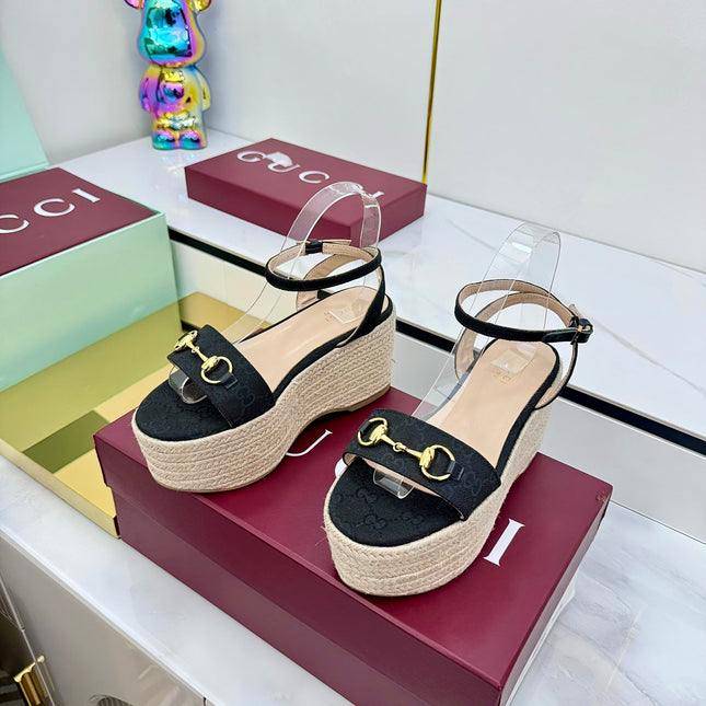 GG HIGH WEDGE SANDALS IN BLACK FABRIC AND RAFFIA WITH GOLD HARDWARE