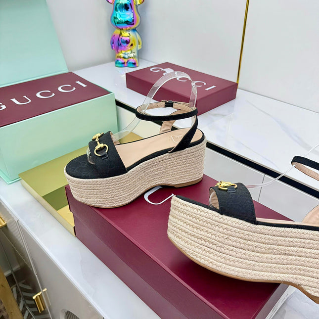 GG HIGH WEDGE SANDALS IN BLACK FABRIC AND RAFFIA WITH GOLD HARDWARE