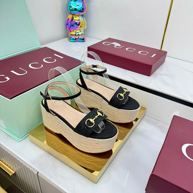 GG HIGH WEDGE SANDALS IN BLACK FABRIC AND RAFFIA WITH GOLD HARDWARE