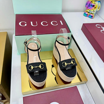 GG HIGH WEDGE SANDALS IN BLACK FABRIC AND RAFFIA WITH GOLD HARDWARE