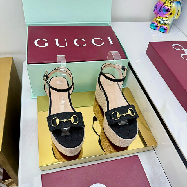 GG HIGH WEDGE SANDALS IN BLACK FABRIC AND RAFFIA WITH GOLD HARDWARE