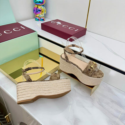 GG HIGH WEDGE SANDALS IN DARK BEIGE FABRIC AND RAFFIA WITH GOLD HARDWARE
