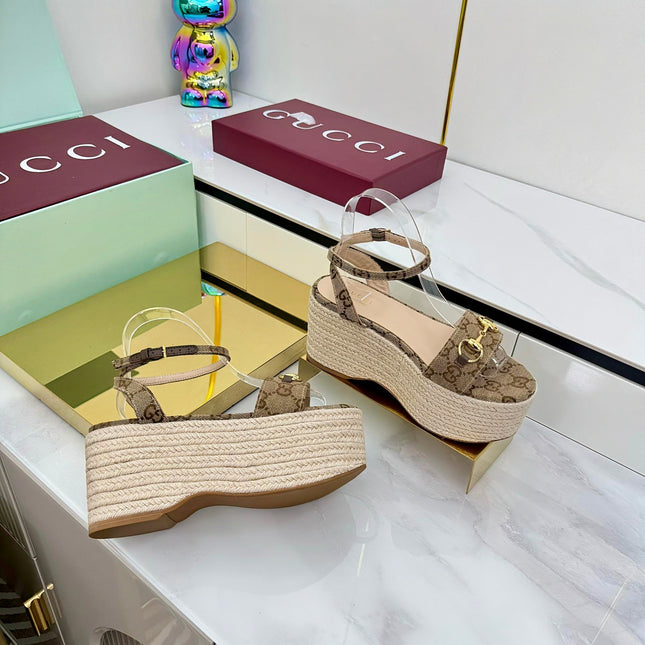 GG HIGH WEDGE SANDALS IN DARK BEIGE FABRIC AND RAFFIA WITH GOLD HARDWARE