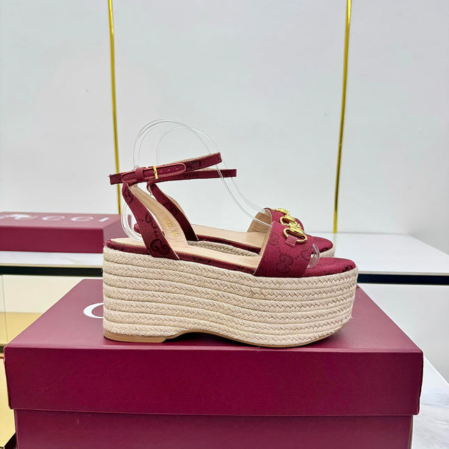 GG HIGH WEDGE SANDALS IN RED FABRIC AND RAFFIA WITH GOLD HARDWARE