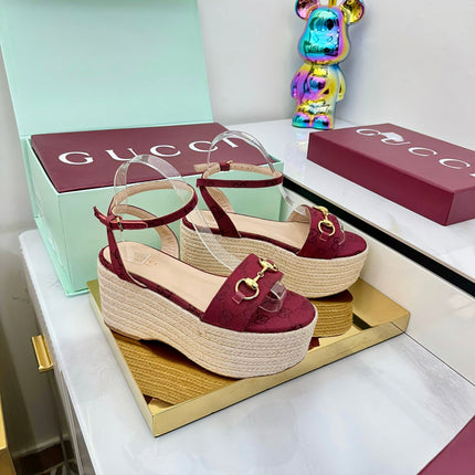 GG HIGH WEDGE SANDALS IN RED FABRIC AND RAFFIA WITH GOLD HARDWARE